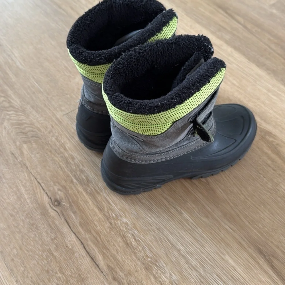 Snow boots